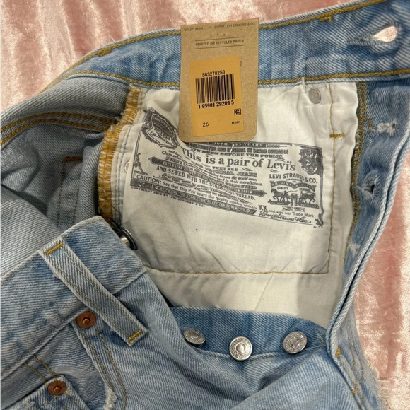 Levi's 501 High Waist Distressed Mom
Shorts - Light Wash numerous sizes - Picture 3 of 8